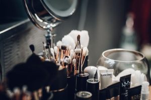 Kozmetika Makeup Tips to Shine Behind Your Glasses