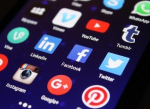 How Social Media Shapes Kozmetika Trends Today