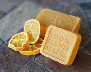 The Science Behind Moisturizing vs Hydrating in Kozmetika
